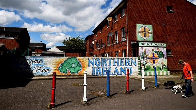 Graffiti v Sandy Row, loajalistick tvrti severoirskho Belfastu (19. kvtna 2017)