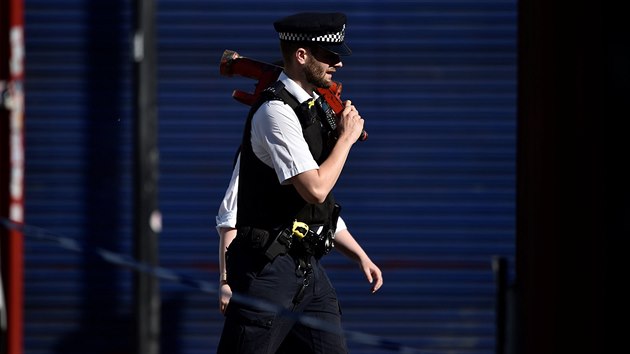 Londnsk policie na mst toku ve tvrti Finsbury Park (19. ervna 2017)