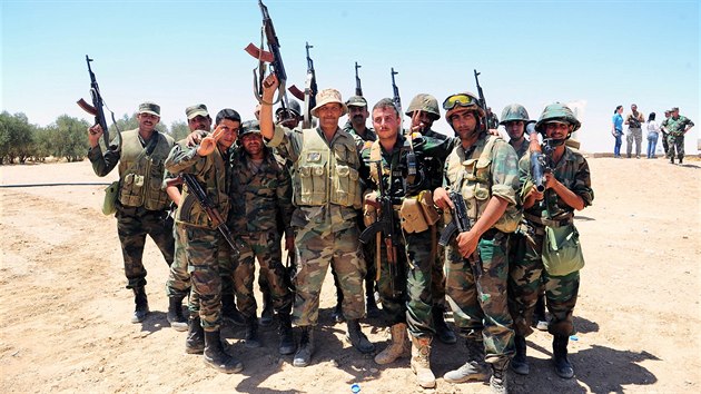 Jednotky syrskho prezidenta Bara Asada nedaleko msta Badia na jihovchod Srie (13. ervna 2017)
