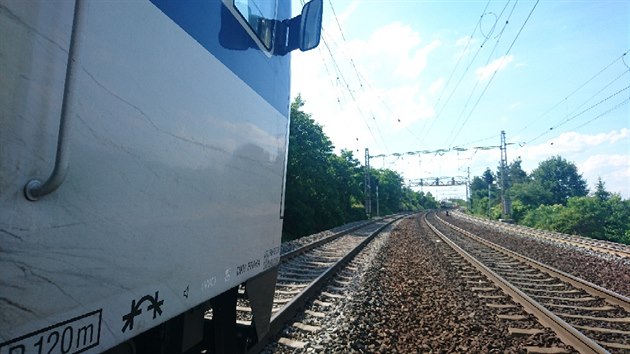 Mezi valy a eskm Brodem vjel na kolej se stojcm rychlkem osobn vlak. (12. 6. 2017)
