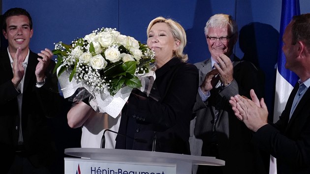 Marine Le Pen po svm projevu. (18. 6. 2017)