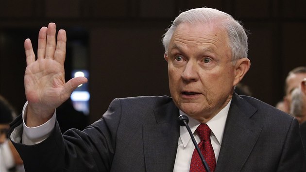 Americk ministr spravedlnosti Jeff Sessions vypovd ped Sentem (13. ervna 2017)