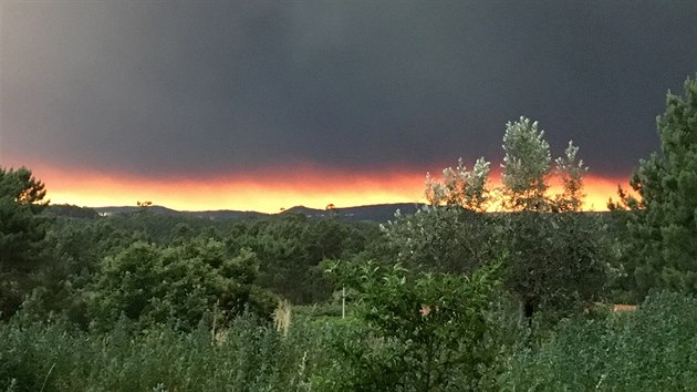 Kouř stoupající z lesního požáru při pohledu z vesnice Mourisco v centrálním Portugalsku (17. června 2017)