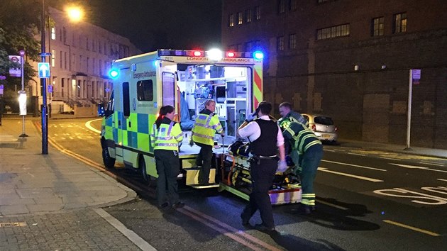 Záchranáři odvážejí raněné poblíž Finsbury Park v Londýně (19. června 2017)