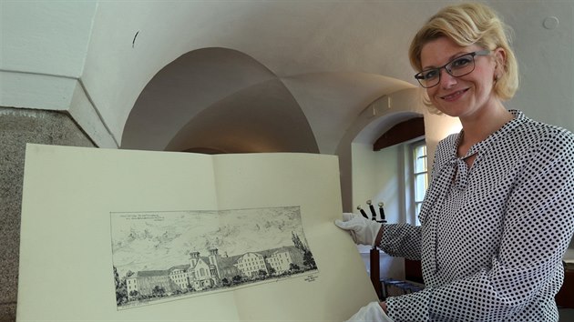 Jana Kolouchová, kurátorka výstavy, ukazuje jeden z původních návrhů kláštera.
