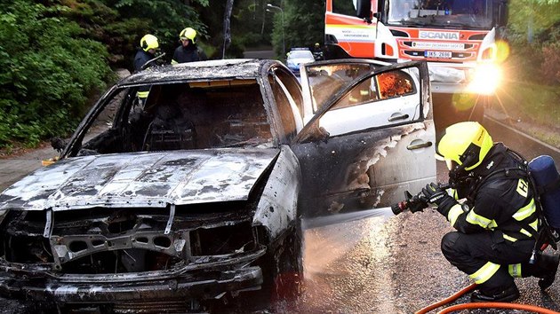 Řidiči v Horním Slavkově začalo za jízdy hořet auto.
