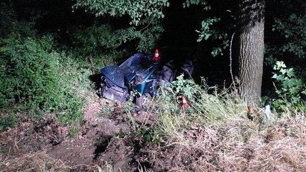 V noci na nedli havaroval idi auta nedaleko obce Kol, spolujezdec zemel (17. ervna 2017).