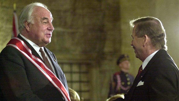 Helmut Kohl (vlevo) pevzal 17. listopadu 1999 z rukou eskho prezidenta Vclava Havla nejvy esk vyznamenn - d Blho lva.