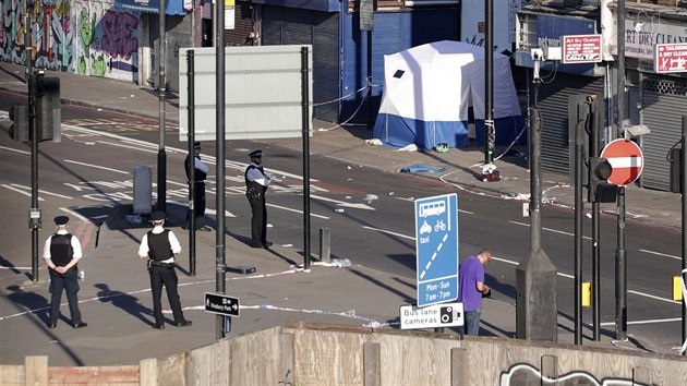 Policisté v Londýně hlídkují nedaleko místa, kde řidič dodávkou najel do lidí vycházejících z mešity (19. června 2017)