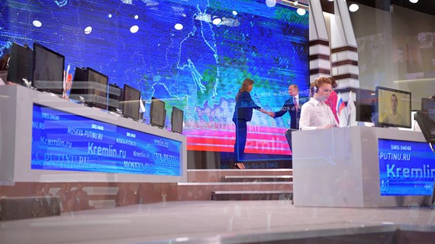 Vladimir Putin pi pchodu na tvrten debatu s obany (15. ervna 2017)