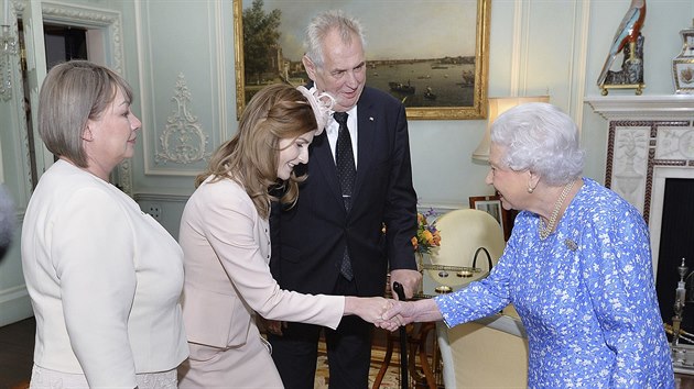 Milo Zeman se setkal s krlovnou Albtou II. Doprovodila ho manelka Ivana a dcera Kateina (16. ervna 2017)