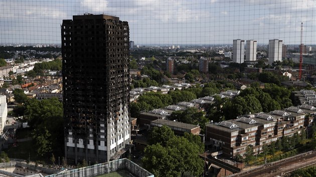 Vov dm Grenfell Tower ek po poru demolice.