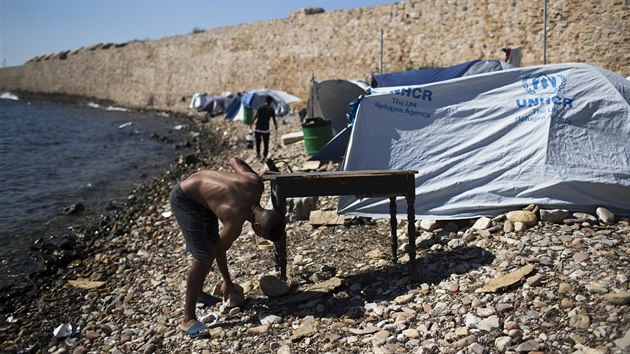 Uprchlíci v táboře OSN v Řecku.