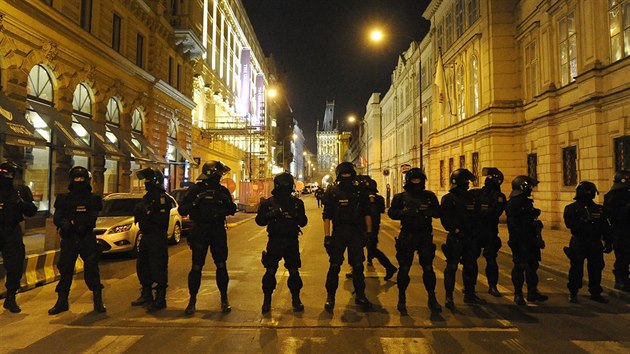 V noci na nedli vyvedla policie 27 squatter z budov na rohu praskch ulic Hybernsk a Senovn (11. ervna 2017).