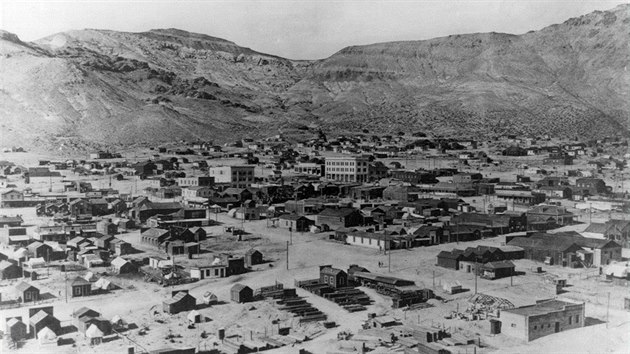 Rhyolite, leden roku 1908. To bylo město těsně před exodem.
