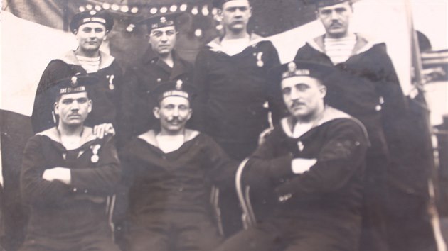 František Kodet (dole uprostřed) mezi kolegy