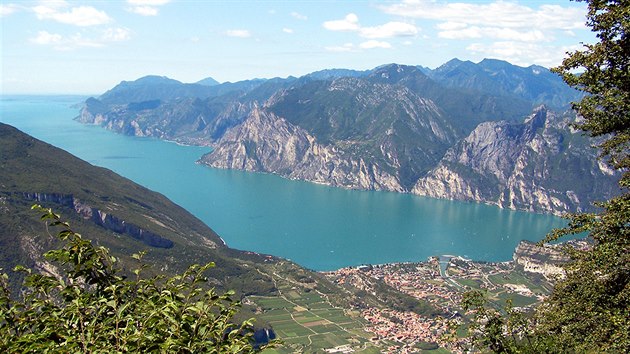 Pohled na severní část Lago di Garda. Dole je vidět obec Nago-Torbole, při levém okraji snímku návrší Doss Alto