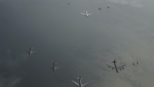 Vzdušné síly během aliančního cvičení BALTOPS. Vpředu zleva: dva bombardéry B-1B Lancer, létající tanker KC-135R Stratotanker, bombardér B-52H Stratofortress a dvojice stíhaček Eurofighter Typhoon německých vzdušných sil. V zadní řadě zleva: dvě polské stíhačky F-16, americký námořní průzkumný a protiponorkový letoun P-8 Poseidon a dvě stíhačky F-16 amerického letectva