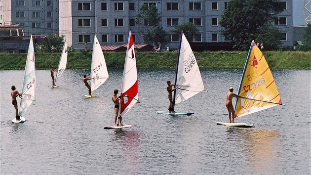 Windsurfa�i na jabloneck� p�ehrad�.