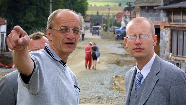 Ministr financí Bohuslav Sobotka navštívil povodněmi postižený jihomoravský Crhov. Na snímku je s tehdejším starostou  Milošem Bočkem. (22.7.2002)