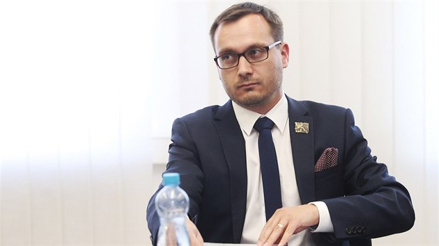 Adam Barto� a jeho N�rodn� demokracie se soud� se st�tem kv�li zpr�v�m o extremismu (15. �ervna 2017).