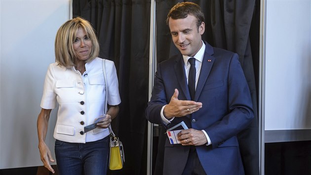 Prezident Emmanuel Macron se k volbám dostavil i s manželkou Brigitte.