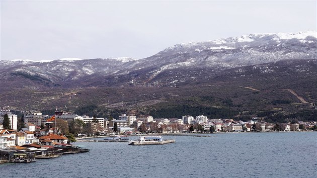 Ochridsk jezero se zasnenmi horami v pozad.