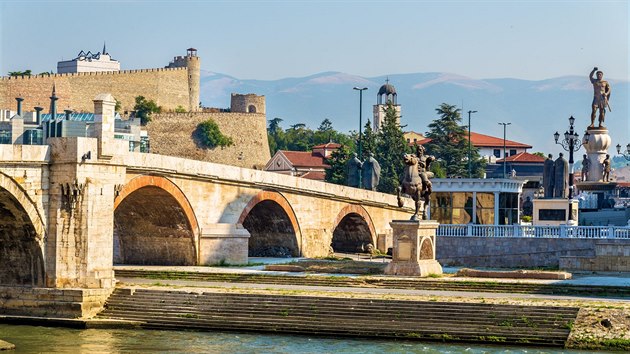 Kamenn most a dal pamtky v hlavnm mst Makedonie, Skopje.