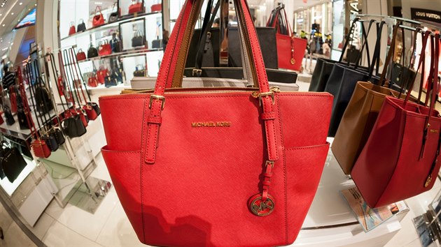 Značka Michael Kors se proslavila koženými kabelkami v různých barvách. Do jejich butiků ale chodí stále méně a méně zákazníků.