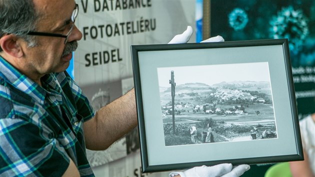 Při sestavování interaktivní mapy zaniklých míst na Šumavě pomáhá i Museum Fotoatelier Seidel, které vlastní bohatý archiv historických snímků. Na fotografii je kurátor Petr Hudičák.
