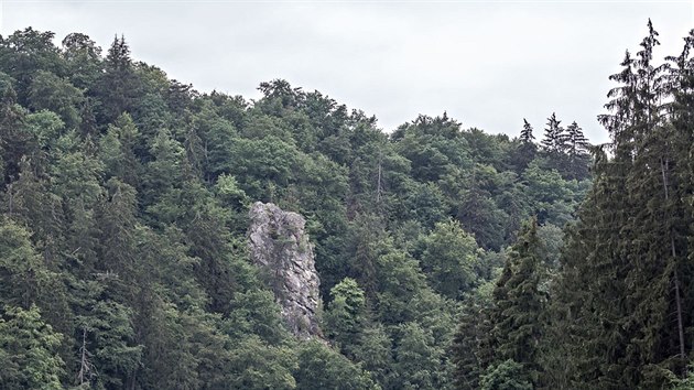 Vrch Baba se vypn nad Vltavou ti kilometry od Hlubok. Na vrcholu je hradit a na jeho bo znm skla.