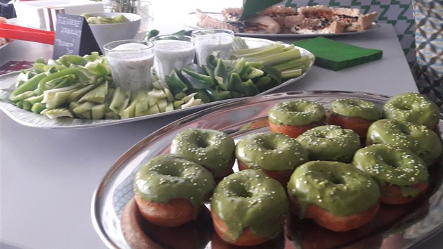Zelení svou volební kampaň zahájili se zeleninovými hranolky i s  donuty s polevou ze zeleného čaje matcha. Servíroval se také špenátový závin
