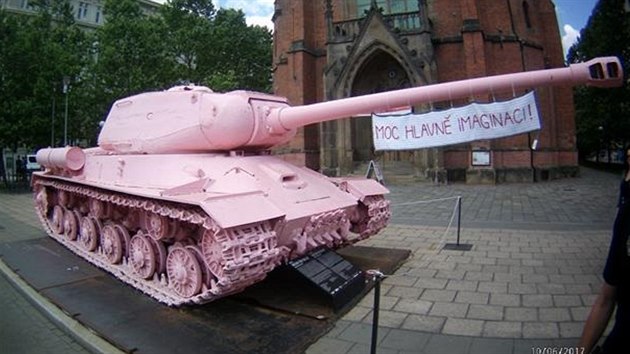 Na hlavni růžového tanku v centra Brna se objevil háčkovaný transparent s nápisem Moc hlavně imaginaci. Za dílem stojí ženská skupina Užaslé, která chtěla poukázat na přístup mnoha lidí k současnému umění a neochotu jej respektovat.