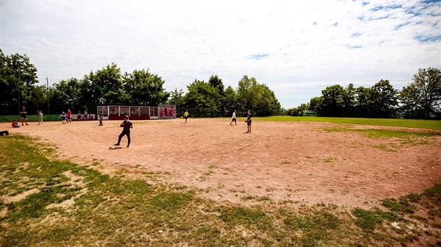 Trninkov hit baseballov Techniky Brno na Krav hoe je podle klubu v ohroen. Jeho nhrada je navrena tak, e by mu musela ustoupit zahrdksk osada Malina.