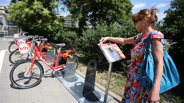 Designov nerezov stojany firmy Velonet se objevily mezi brnnskm hlavnm ndram a ulic umavsk. Kola na pjen maj nastaviteln sedlo, skryt brzdy a 8stupovou pehazovaku v nboji kola. Msto etzu maj kola kardanovou hdel, automatick LED pedn a zadn svtla a vekerou vbavu.