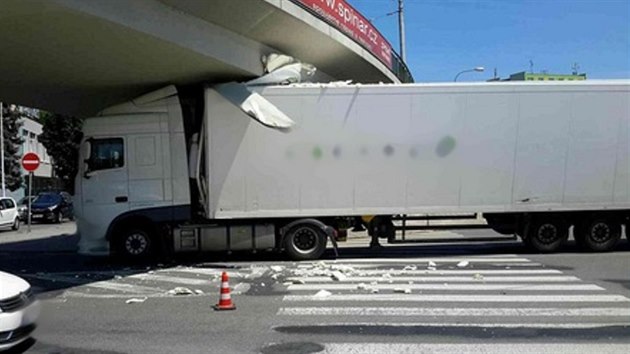 Kamion pobl brnnskho vstavit uvzl pod viaduktem a zpsobil dopravn komplikace, vyprostit jej museli hasii.