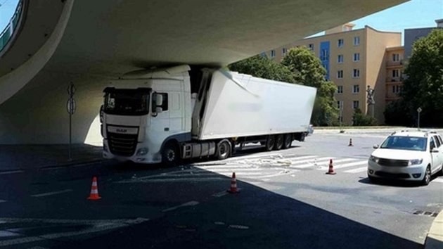 Kamion pobl brnnskho vstavit uvzl pod viaduktem a zpsobil dopravn komplikace, vyprostit jej museli hasii.