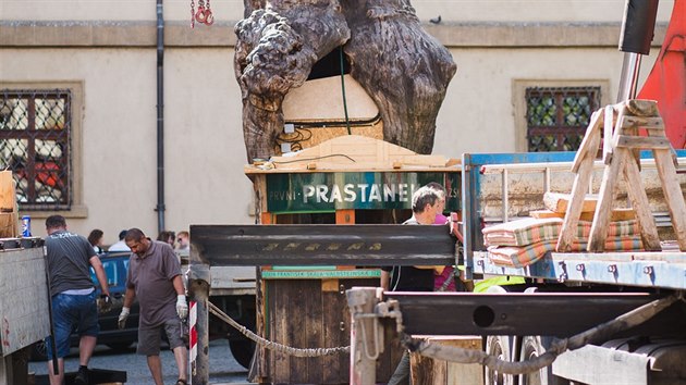 Instalace Prastánku na Malostranském náměstí začala už v pondělí.