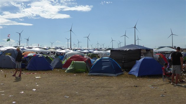 Festival Nova Rock se kon u rakouskho Nickelsdorfu na parcele obklopen story vtrnch elektrren.