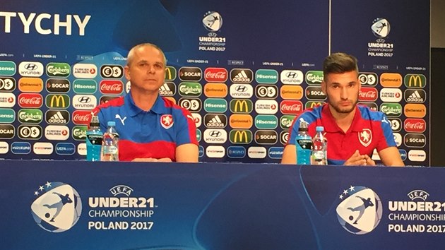 KAPITN A TRENR Michal Trvnk (vpravo) a Vtzslav Lavika na tiskov konferenci ped utkn mistrovstv Evropy proti Nmecku.