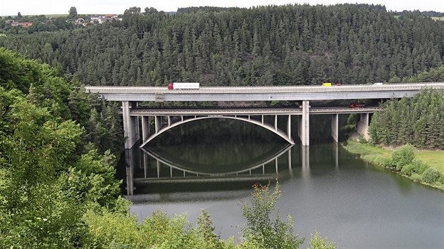 Most, kter je jednm z tuzemskch technickch unikt, se nachz asi 15 kilometr od Humpolce. Auta jm projdj ve dvou patrech.