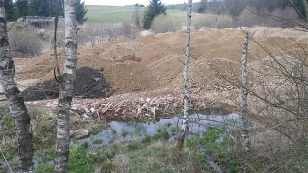 Podle inspektorů životního prostředí firma Aquasys u Stržského potoka ve Žďárských vrších bez povolení vykácela 1400 metrů čtverečních dřevin a na jejich místo navezla stavební odpad.