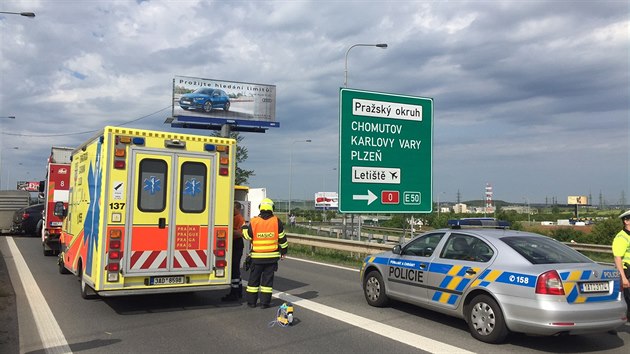 Na sjezdu z Praskho okruhu se srazila ti auta (12.6.2017).