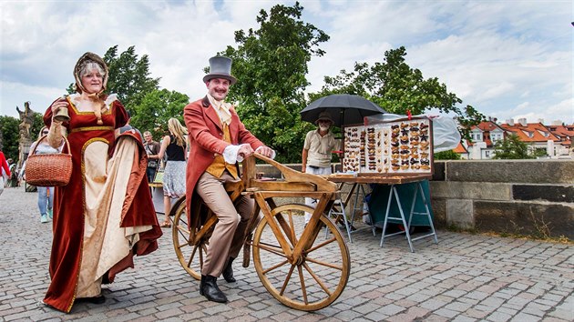 J�zdou na modelu prvn�ho d�ev�n�ho kola, kter�mu se ��kalo drez�na, oslavili nad�enci na Karlov� most� dvoust� v�ro�� vzniku j�zdn�ho kola (12.6.2017).