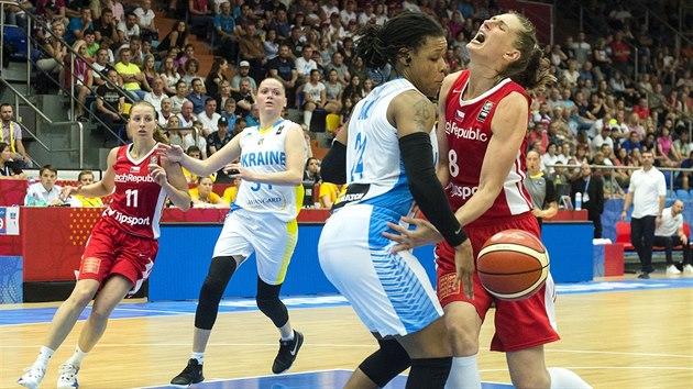 eskou basketbalistku Ilonu Burgrovou (vpravo), zastavuje ukrajinsk reprezentantka D`Andra Mossov.