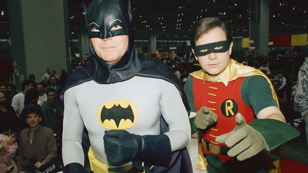 Ve v�ku 88 let zem�el americk� herec Adam West, zn�m� jako hlavn� hv�zda seri�lu Batman z 60. let.