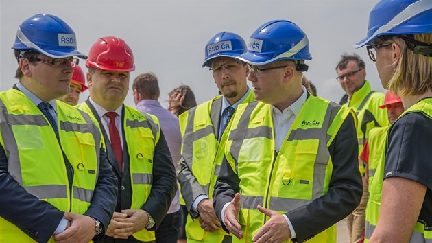 Premiér Bohuslav Sobotka se přijel podívat na stavbu dálnice D11 u Hradce Králové (6.6.2017