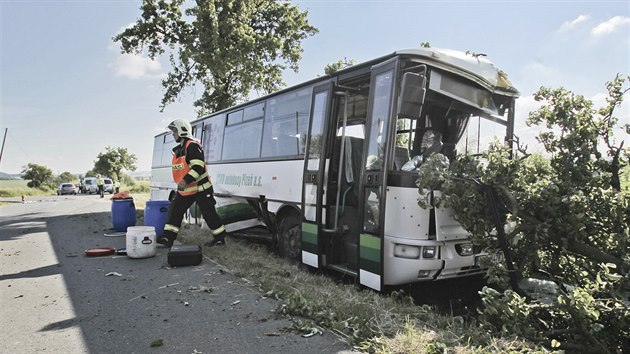 Pi stetu autobusu a osobnho auta u Kunjovic se lehce zranili tyi lid. (14. ervna 2017)