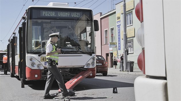 Na Masarykov td v Plzni se srazily dva autobusy. est lid skonilo v nemocnici. (19. ervna 2017)