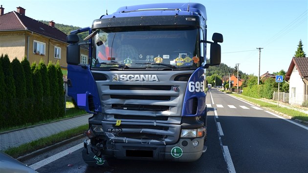 idi nkladnho vozu nedobrzdil kolonu a zapasoval do sebe tyi drah vozy.